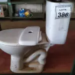 LOTE 386 - 01 VASO SANITÁRIOCOM ASSENTO E CAIXA ACOPLADA. (NO ESTADO) ATENÇÃO! FAZER A VISITAÇÃO ANTES DE ARREMATAR, NÃO SABEMOS SE FUNCIONA. LEILÃO NÃO TEM GARANTIA E NEM DEVOLUÇÃO, SUJEITO A POSSÍVEIS AVARIAS VISÍVEIS/OCULTAS E/OU AUSÊNCIA DE COMPONENTES.