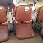 LOTE 298 - 01 LONGARINA COM 03 LUGARES. (NO ESTADO) ATENÇÃO! FAZER A VISITAÇÃO ANTES DE ARREMATAR, NÃO SABEMOS SE FUNCIONA. LEILÃO NÃO TEM GARANTIA E NEM DEVOLUÇÃO, SUJEITO A POSSÍVEIS AVARIAS VISÍVEIS/OCULTAS E/OU AUSÊNCIA DE COMPONENTES.