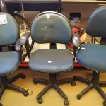 LOTE 300 - 03 CADEIRAS GIRATÓRIAS COM RODINHAS. (NO ESTADO) ATENÇÃO! FAZER A VISITAÇÃO ANTES DE ARREMATAR, NÃO SABEMOS SE FUNCIONA. LEILÃO NÃO TEM GARANTIA E NEM DEVOLUÇÃO, SUJEITO A POSSÍVEIS AVARIAS VISÍVEIS/OCULTAS E/OU AUSÊNCIA DE COMPONENTES.