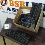 LOTE 019 - 01 CAIXA COM DIVERSOS ELETRÔNICOS, TECLADOS, CABOS E LOGITECH WEBCAM.  (NO ESTADO EM QUE SE ENCONTRA. SUJEITO A AVARIAS OCULTAS/VISÍVEIS.)