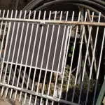LOTE 324 - 01 PORTÃO DE FERRO COM APROXIMADAMENTE 4M. (NO ESTADO) ATENÇÃO! FAZER A VISITAÇÃO ANTES DE ARREMATAR, NÃO SABEMOS SE FUNCIONA. LEILÃO NÃO TEM GARANTIA E NEM DEVOLUÇÃO, SUJEITO A POSSÍVEIS AVARIAS VISÍVEIS/OCULTAS E/OU AUSÊNCIA DE COMPONENTES.