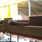 LOTE 282 - 01 SOFÁ 03 LUGARES E 02 POLTRONAS NA COR CINZA CLARO CAMURÇA. (NO ESTADO) ATENÇÃO! FAZER A VISITAÇÃO ANTES DE ARREMATAR, NÃO SABEMOS SE FUNCIONA. LEILÃO NÃO TEM GARANTIA E NEM DEVOLUÇÃO, SUJEITO A POSSÍVEIS AVARIAS VISÍVEIS/OCULTAS E/OU AUSÊNCIA DE COMPONENTES.