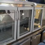 LOTE 318 - 01 BALCÃO EXPOSITOR 03 PORTAS SEM MOTOR. (NO ESTADO) ATENÇÃO! FAZER A VISITAÇÃO ANTES DE ARREMATAR, NÃO SABEMOS SE FUNCIONA. LEILÃO NÃO TEM GARANTIA E NEM DEVOLUÇÃO, SUJEITO A POSSÍVEIS AVARIAS VISÍVEIS/OCULTAS E/OU AUSÊNCIA DE COMPONENTES.