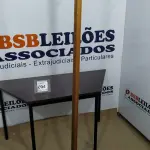 LOTE 004 - 01 CABIDEIRO EM MADEIRA. (NO ESTADO EM QUE SE ENCONTRA. SUJEITO A AVARIAS OCULTAS/VISÍVEIS.)