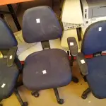LOTE 299 - 03 CADEIRAS GIRATÓRIAS COM RODINHAS. (NO ESTADO) ATENÇÃO! FAZER A VISITAÇÃO ANTES DE ARREMATAR, NÃO SABEMOS SE FUNCIONA. LEILÃO NÃO TEM GARANTIA E NEM DEVOLUÇÃO, SUJEITO A POSSÍVEIS AVARIAS VISÍVEIS/OCULTAS E/OU AUSÊNCIA DE COMPONENTES.