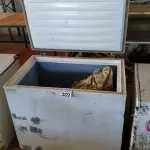 LOTE 369 - 01 FREEZER HORIZONTAL 01 TAMPA. (NO ESTADO) ATENÇÃO! FAZER A VISITAÇÃO ANTES DE ARREMATAR, NÃO SABEMOS SE FUNCIONA. LEILÃO NÃO TEM GARANTIA E NEM DEVOLUÇÃO, SUJEITO A POSSÍVEIS AVARIAS VISÍVEIS/OCULTAS E/OU AUSÊNCIA DE COMPONENTES.