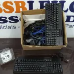 LOTE 019 - 01 CAIXA COM DIVERSOS ELETRÔNICOS, TECLADOS, CABOS E LOGITECH WEBCAM.  (NO ESTADO EM QUE SE ENCONTRA. SUJEITO A AVARIAS OCULTAS/VISÍVEIS.)