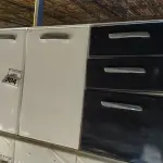 LOTE 304 - 01 ARMÁRIO PEQUENO DE COZINHA COM 03 PORTAS E 03 GAVETAS. (NO ESTADO) ATENÇÃO! FAZER A VISITAÇÃO ANTES DE ARREMATAR, NÃO SABEMOS SE FUNCIONA. LEILÃO NÃO TEM GARANTIA E NEM DEVOLUÇÃO, SUJEITO A POSSÍVEIS AVARIAS VISÍVEIS/OCULTAS E/OU AUSÊNCIA DE COMPONENTES.