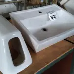 LOTE 390 - 01 LAVATÓRIO PARA BANHEIRO. (NO ESTADO) ATENÇÃO! FAZER A VISITAÇÃO ANTES DE ARREMATAR, NÃO SABEMOS SE FUNCIONA. LEILÃO NÃO TEM GARANTIA E NEM DEVOLUÇÃO, SUJEITO A POSSÍVEIS AVARIAS VISÍVEIS/OCULTAS E/OU AUSÊNCIA DE COMPONENTES.
