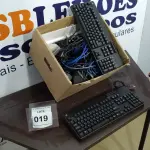 LOTE 019 - 01 CAIXA COM DIVERSOS ELETRÔNICOS, TECLADOS, CABOS E LOGITECH WEBCAM.  (NO ESTADO EM QUE SE ENCONTRA. SUJEITO A AVARIAS OCULTAS/VISÍVEIS.)