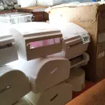 LOTE 291 - 01  LOTE COM GRANDE QUANTIDADE DE DISPENSES PARA PAPEL E SABÃO. (NO ESTADO) ATENÇÃO! FAZER A VISITAÇÃO ANTES DE ARREMATAR, NÃO SABEMOS SE FUNCIONA. LEILÃO NÃO TEM GARANTIA E NEM DEVOLUÇÃO, SUJEITO A POSSÍVEIS AVARIAS VISÍVEIS/OCULTAS E/OU AUSÊNCIA DE COMPONENTES.