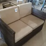 LOTE 105 - 01 SOFÁ DE JARDIM. (NO ESTADO EM QUE SE ENCONTRA. SUJEITO A AVARIAS OCULTAS/VISÍVEIS.) BF8656P