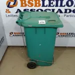 LOTE 330 - 01 LIXEIRA PLÁSTICA COM PEDAL. (NO ESTADO) ATENÇÃO! FAZER A VISITAÇÃO ANTES DE ARREMATAR, NÃO SABEMOS SE FUNCIONA. LEILÃO NÃO TEM GARANTIA E NEM DEVOLUÇÃO, SUJEITO A POSSÍVEIS AVARIAS VISÍVEIS/OCULTAS E/OU AUSÊNCIA DE COMPONENTES.