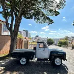 LOTE 429 - 01 CHEVROLET BRASIL 1958, UM CLÁSSICO VERDE EM ESTADO ORIGINAL! EQUIPADO COM MOTOR 6 CILINDROS, ESTE ÍCONE AUTOMOTIVO COMBINA ELEGÂNCIA RETRÔ COM ROBUSTEZ. CONSERVADO COM DETALHES AUTÊNTICOS, É PERFEITO PARA COLECIONADORES E AMANTES DE CARROS VINTAGE. NÃO PERCA A CHANCE DE POSSUIR UM PEDAÇO DA HISTÓRIA! (NO ESTADO) (VISITAÇÃO E RETIRADA EM DIVINÓPOLIS-MG) (AGENDAR)