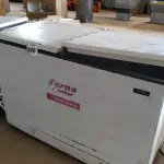 LOTE 396 - 01 FREEZER HORIZONTAL DUAS TAMPAS. (NO ESTADO) ATENÇÃO! FAZER A VISITAÇÃO ANTES DE ARREMATAR, NÃO SABEMOS SE FUNCIONA. LEILÃO NÃO TEM GARANTIA E NEM DEVOLUÇÃO, SUJEITO A POSSÍVEIS AVARIAS VISÍVEIS/OCULTAS E/OU AUSÊNCIA DE COMPONENTES.