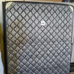 LOTE 079 - 01 COLCHÃO DE CASAL COM BASE. (NO ESTADO EM QUE SE ENCONTRA. SUJEITO A AVARIAS OCULTAS/VISÍVEIS.)  BJ7226K