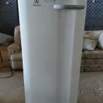 LOTE 107 - 01 FREEZER ELECTROLUX 220V.  (NO ESTADO EM QUE SE ENCONTRA. SUJEITO A AVARIAS OCULTAS/VISÍVEIS.) BF8510B