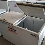 LOTE 394 - 01 FREEZER HORIZONTAL DUAS TAMPAS. (NO ESTADO) ATENÇÃO! FAZER A VISITAÇÃO ANTES DE ARREMATAR, NÃO SABEMOS SE FUNCIONA. LEILÃO NÃO TEM GARANTIA E NEM DEVOLUÇÃO, SUJEITO A POSSÍVEIS AVARIAS VISÍVEIS/OCULTAS E/OU AUSÊNCIA DE COMPONENTES.