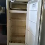 LOTE 306 - 01 GELADEIRA MARCA ELECTROLUX 220W, PARA RETIRADA DE PEÇAS. (NO ESTADO) ATENÇÃO! FAZER A VISITAÇÃO ANTES DE ARREMATAR, NÃO SABEMOS SE FUNCIONA. LEILÃO NÃO TEM GARANTIA E NEM DEVOLUÇÃO, SUJEITO A POSSÍVEIS AVARIAS VISÍVEIS/OCULTAS E/OU AUSÊNCIA DE COMPONENTES.