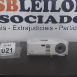 LOTE 021 - 01 PROJETOR MARCA NEC. (NO ESTADO) ATENÇÃO! FAZER A VISITAÇÃO ANTES DE ARREMATAR, NÃO SABEMOS SE FUNCIONA. LEILÃO NÃO TEM GARANTIA E NEM DEVOLUÇÃO, SUJEITO A POSSÍVEIS AVARIAS VISÍVEIS/OCULTAS E/OU AUSÊNCIA DE COMPONENTES.