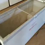 LOTE 372 - 01 FREEZER HORIZONTAL TAMPA DE VIDRO. (NO ESTADO) ATENÇÃO! FAZER A VISITAÇÃO ANTES DE ARREMATAR, NÃO SABEMOS SE FUNCIONA. LEILÃO NÃO TEM GARANTIA E NEM DEVOLUÇÃO, SUJEITO A POSSÍVEIS AVARIAS VISÍVEIS/OCULTAS E/OU AUSÊNCIA DE COMPONENTES.