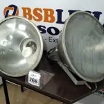 LOTE 266 - 02 LUMINÁRIAS PARA GALPÃO.  (NO ESTADO) ATENÇÃO! FAZER A VISITAÇÃO ANTES DE ARREMATAR, NÃO SABEMOS SE FUNCIONA. LEILÃO NÃO TEM GARANTIA E NEM DEVOLUÇÃO, SUJEITO A POSSÍVEIS AVARIAS VISÍVEIS/OCULTAS E/OU AUSÊNCIA DE COMPONENTES.