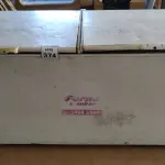 LOTE 374 - 01 FREEZER HORIZONTAL 02 TAMPAS. (NO ESTADO) ATENÇÃO! FAZER A VISITAÇÃO ANTES DE ARREMATAR, NÃO SABEMOS SE FUNCIONA. LEILÃO NÃO TEM GARANTIA E NEM DEVOLUÇÃO, SUJEITO A POSSÍVEIS AVARIAS VISÍVEIS/OCULTAS E/OU AUSÊNCIA DE COMPONENTES.