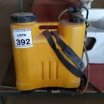 LOTE 392 - 01 PULVERIZADOR PARA VENENO. (NO ESTADO) ATENÇÃO! FAZER A VISITAÇÃO ANTES DE ARREMATAR, NÃO SABEMOS SE FUNCIONA. LEILÃO NÃO TEM GARANTIA E NEM DEVOLUÇÃO, SUJEITO A POSSÍVEIS AVARIAS VISÍVEIS/OCULTAS E/OU AUSÊNCIA DE COMPONENTES.