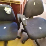 LOTE 302 - 02 CADEIRAS GIRATÓRIAS COM RODINHAS. (NO ESTADO) ATENÇÃO! FAZER A VISITAÇÃO ANTES DE ARREMATAR, NÃO SABEMOS SE FUNCIONA. LEILÃO NÃO TEM GARANTIA E NEM DEVOLUÇÃO, SUJEITO A POSSÍVEIS AVARIAS VISÍVEIS/OCULTAS E/OU AUSÊNCIA DE COMPONENTES.