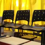 LOTE 259 - 01 LONGARINA COM 03 LUGARES. (NO ESTADO) ATENÇÃO! FAZER A VISITAÇÃO ANTES DE ARREMATAR, NÃO SABEMOS SE FUNCIONA. LEILÃO NÃO TEM GARANTIA E NEM DEVOLUÇÃO, SUJEITO A POSSÍVEIS AVARIAS VISÍVEIS/OCULTAS E/OU AUSÊNCIA DE COMPONENTES.