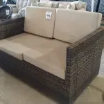 LOTE 105 - 01 SOFÁ DE JARDIM. (NO ESTADO EM QUE SE ENCONTRA. SUJEITO A AVARIAS OCULTAS/VISÍVEIS.) BF8656P