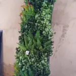 LOTE 427 - 01 PAINEL DECORADO COM PLANTAS ARTIFICIAIS