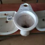 LOTE 383 - 02 LAVATÓRIOS PARA BANHEIRO E 01 VASO SANITÁRIO. (NO ESTADO) ATENÇÃO! FAZER A VISITAÇÃO ANTES DE ARREMATAR, NÃO SABEMOS SE FUNCIONA. LEILÃO NÃO TEM GARANTIA E NEM DEVOLUÇÃO, SUJEITO A POSSÍVEIS AVARIAS VISÍVEIS/OCULTAS E/OU AUSÊNCIA DE COMPONENTES.