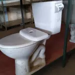 LOTE 386 - 01 VASO SANITÁRIOCOM ASSENTO E CAIXA ACOPLADA. (NO ESTADO) ATENÇÃO! FAZER A VISITAÇÃO ANTES DE ARREMATAR, NÃO SABEMOS SE FUNCIONA. LEILÃO NÃO TEM GARANTIA E NEM DEVOLUÇÃO, SUJEITO A POSSÍVEIS AVARIAS VISÍVEIS/OCULTAS E/OU AUSÊNCIA DE COMPONENTES.