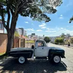 LOTE 429 - 01 CHEVROLET BRASIL 1958, UM CLÁSSICO VERDE EM ESTADO ORIGINAL! EQUIPADO COM MOTOR 6 CILINDROS, ESTE ÍCONE AUTOMOTIVO COMBINA ELEGÂNCIA RETRÔ COM ROBUSTEZ. CONSERVADO COM DETALHES AUTÊNTICOS, É PERFEITO PARA COLECIONADORES E AMANTES DE CARROS VINTAGE. NÃO PERCA A CHANCE DE POSSUIR UM PEDAÇO DA HISTÓRIA! (NO ESTADO) (VISITAÇÃO E RETIRADA EM DIVINÓPOLIS-MG) (AGENDAR)