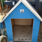 LOTE 320 - 01 CASA DE CACHORRO EM MADEIRA. (NO ESTADO) ATENÇÃO! FAZER A VISITAÇÃO ANTES DE ARREMATAR, NÃO SABEMOS SE FUNCIONA. LEILÃO NÃO TEM GARANTIA E NEM DEVOLUÇÃO, SUJEITO A POSSÍVEIS AVARIAS VISÍVEIS/OCULTAS E/OU AUSÊNCIA DE COMPONENTES.