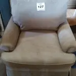 LOTE 127 - 01 POLTRONA. (NO ESTADO EM QUE SE ENCONTRA. SUJEITO A AVARIAS OCULTAS/VISÍVEIS.) AV9583M