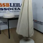 LOTE 073 - 01 GUARDA SOL (UMBRELLA). (NO ESTADO EM QUE SE ENCONTRA. SUJEITO A AVARIAS OCULTAS/VISÍVEIS.) BH1679Y