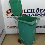 LOTE 330 - 01 LIXEIRA PLÁSTICA COM PEDAL. (NO ESTADO) ATENÇÃO! FAZER A VISITAÇÃO ANTES DE ARREMATAR, NÃO SABEMOS SE FUNCIONA. LEILÃO NÃO TEM GARANTIA E NEM DEVOLUÇÃO, SUJEITO A POSSÍVEIS AVARIAS VISÍVEIS/OCULTAS E/OU AUSÊNCIA DE COMPONENTES.