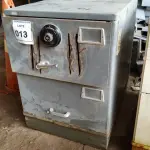01 COFRE. (NO ESTADO EM QUE SE ENCONTRA. SUJEITO A AVARIAS OCULTAS/VISÍVEIS.) AV9605V