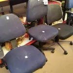 LOTE 301 - 03 CADEIRAS GIRATÓRIAS COM RODINHAS. (NO ESTADO) ATENÇÃO! FAZER A VISITAÇÃO ANTES DE ARREMATAR, NÃO SABEMOS SE FUNCIONA. LEILÃO NÃO TEM GARANTIA E NEM DEVOLUÇÃO, SUJEITO A POSSÍVEIS AVARIAS VISÍVEIS/OCULTAS E/OU AUSÊNCIA DE COMPONENTES.