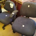 LOTE 302 - 02 CADEIRAS GIRATÓRIAS COM RODINHAS. (NO ESTADO) ATENÇÃO! FAZER A VISITAÇÃO ANTES DE ARREMATAR, NÃO SABEMOS SE FUNCIONA. LEILÃO NÃO TEM GARANTIA E NEM DEVOLUÇÃO, SUJEITO A POSSÍVEIS AVARIAS VISÍVEIS/OCULTAS E/OU AUSÊNCIA DE COMPONENTES.