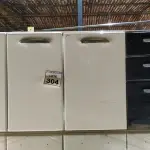 LOTE 304 - 01 ARMÁRIO PEQUENO DE COZINHA COM 03 PORTAS E 03 GAVETAS. (NO ESTADO) ATENÇÃO! FAZER A VISITAÇÃO ANTES DE ARREMATAR, NÃO SABEMOS SE FUNCIONA. LEILÃO NÃO TEM GARANTIA E NEM DEVOLUÇÃO, SUJEITO A POSSÍVEIS AVARIAS VISÍVEIS/OCULTAS E/OU AUSÊNCIA DE COMPONENTES.