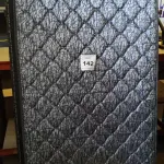 LOTE 142 - 01 COLCHÃO SOLTEIRO COM BASE. (NO ESTADO EM QUE SE ENCONTRA. SUJEITO A AVARIAS OCULTAS/VISÍVEIS.) BJ7201G