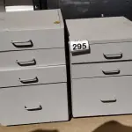 LOTE 295 - 02 GAVETEIROS EM MADEIRA PARA ESCRITÓRIO. (NO ESTADO) ATENÇÃO! FAZER A VISITAÇÃO ANTES DE ARREMATAR, NÃO SABEMOS SE FUNCIONA. LEILÃO NÃO TEM GARANTIA E NEM DEVOLUÇÃO, SUJEITO A POSSÍVEIS AVARIAS VISÍVEIS/OCULTAS E/OU AUSÊNCIA DE COMPONENTES.