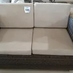 LOTE 105 - 01 SOFÁ DE JARDIM. (NO ESTADO EM QUE SE ENCONTRA. SUJEITO A AVARIAS OCULTAS/VISÍVEIS.) BF8656P