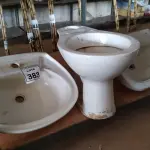 LOTE 383 - 02 LAVATÓRIOS PARA BANHEIRO E 01 VASO SANITÁRIO. (NO ESTADO) ATENÇÃO! FAZER A VISITAÇÃO ANTES DE ARREMATAR, NÃO SABEMOS SE FUNCIONA. LEILÃO NÃO TEM GARANTIA E NEM DEVOLUÇÃO, SUJEITO A POSSÍVEIS AVARIAS VISÍVEIS/OCULTAS E/OU AUSÊNCIA DE COMPONENTES.