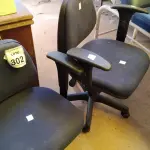 LOTE 302 - 02 CADEIRAS GIRATÓRIAS COM RODINHAS. (NO ESTADO) ATENÇÃO! FAZER A VISITAÇÃO ANTES DE ARREMATAR, NÃO SABEMOS SE FUNCIONA. LEILÃO NÃO TEM GARANTIA E NEM DEVOLUÇÃO, SUJEITO A POSSÍVEIS AVARIAS VISÍVEIS/OCULTAS E/OU AUSÊNCIA DE COMPONENTES.