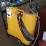 LOTE 392 - 01 PULVERIZADOR PARA VENENO. (NO ESTADO) ATENÇÃO! FAZER A VISITAÇÃO ANTES DE ARREMATAR, NÃO SABEMOS SE FUNCIONA. LEILÃO NÃO TEM GARANTIA E NEM DEVOLUÇÃO, SUJEITO A POSSÍVEIS AVARIAS VISÍVEIS/OCULTAS E/OU AUSÊNCIA DE COMPONENTES.