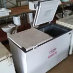 LOTE 393 - 01 FREEZER HORIZONTAL DUAS TAMPAS. (NO ESTADO) ATENÇÃO! FAZER A VISITAÇÃO ANTES DE ARREMATAR, NÃO SABEMOS SE FUNCIONA. LEILÃO NÃO TEM GARANTIA E NEM DEVOLUÇÃO, SUJEITO A POSSÍVEIS AVARIAS VISÍVEIS/OCULTAS E/OU AUSÊNCIA DE COMPONENTES.